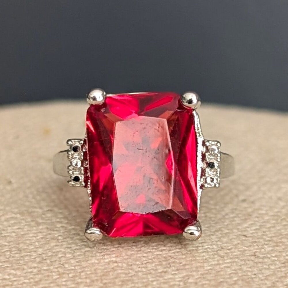 Large red glass statement ring - Picture 6 of 12